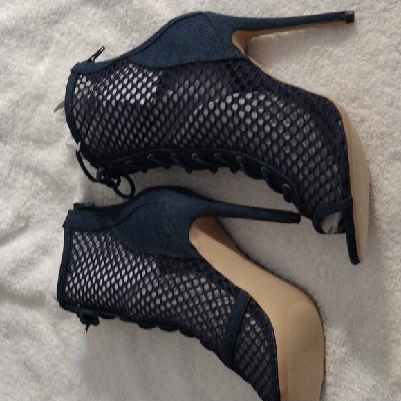 Shoes - Picture 3 of 4